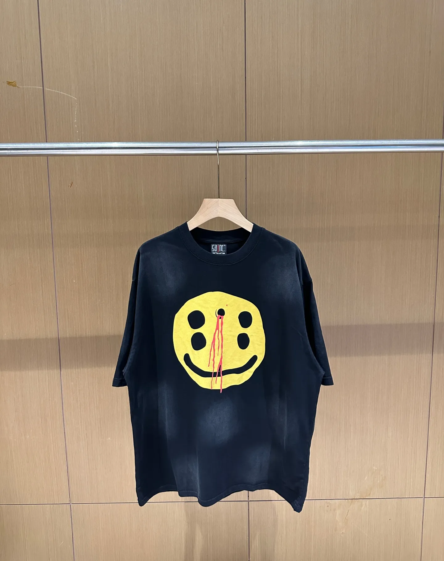 🧸CPFM co-branded Saint Micheal trendy brand washed distressed smiley face printed short-sleeved high street American casual T-shirt p136 Style number: 014-6 Size: S-XL The base coat is Assute dyed and sprayed with Maliu. It presents a retro and old texture. The pattern is hand-painted with a leather texture imprinting effect. 260g double washing and drying, plus soft fabric for comfort and durability. The color fixing effect is excellent. The bold smiley face pattern gives it a bold design. The oversized version can be worn by both men and women.